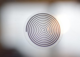 Transparent kruh: priesvitné nálepky s čiernou špirálou 4,5 CM