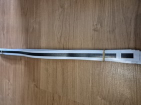 Tenšie zvislé pásy